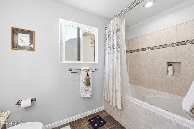 952 Carefree Drive, Simi Valley CA: https://media.crmls.org/mediaz/3f2017be-0dff-4664-ab62-6feef5d83798.jpg