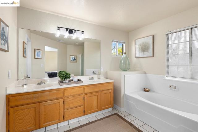 15388 Heron Dr, San Leandro CA: https://media.crmls.org/mediaz/3f2040fe-68fd-4b43-9ded-dac7d05321c2.jpg