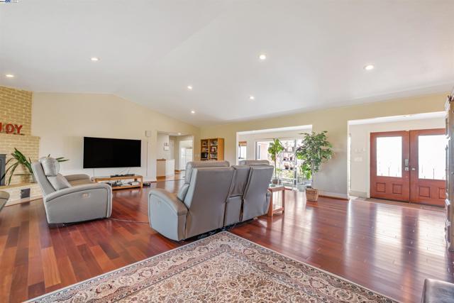 41794 Vargas Rd, Fremont CA: https://media.crmls.org/mediaz/3f2069b2-6849-46ee-917a-6e09bedbcdfb.jpg