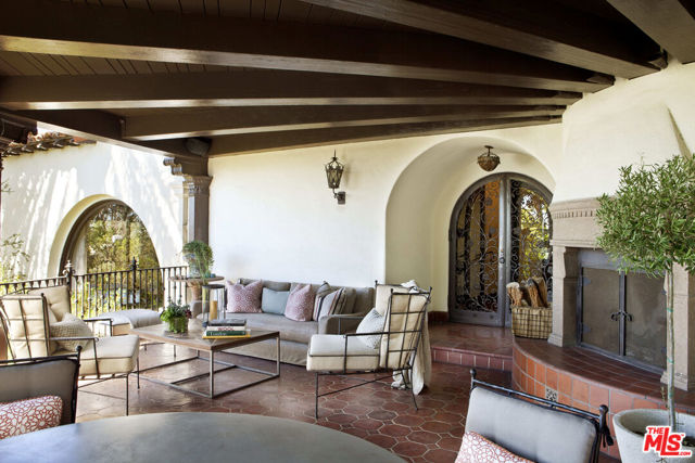 2400 Inverness Avenue, Los Angeles CA: https://media.crmls.org/mediaz/3f208d7e-ffc5-4d61-8fae-366dcbf2a13b.jpg