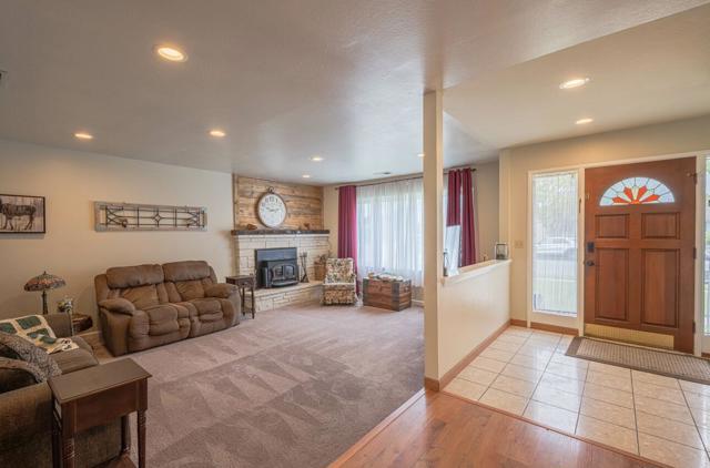 528 La Mesa Drive, Salinas CA: https://media.crmls.org/mediaz/3f221bfd-290b-4a16-a5af-973697d339bd.jpg