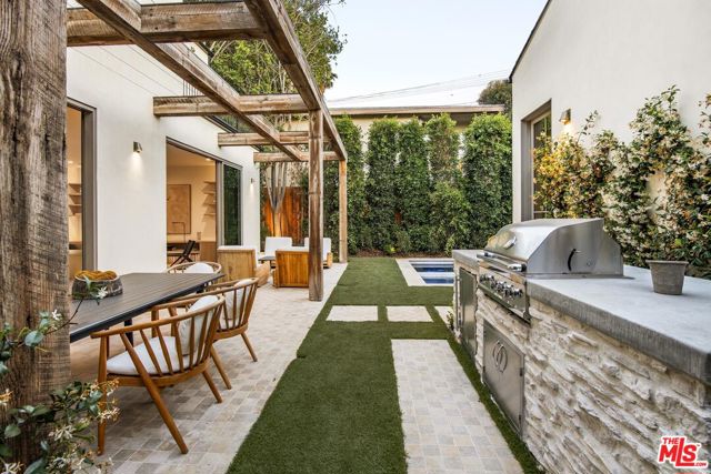4209 Vantage Avenue, Studio City CA: https://media.crmls.org/mediaz/3f22bb23-c9c5-426c-a68c-a2b172eebaec.jpg