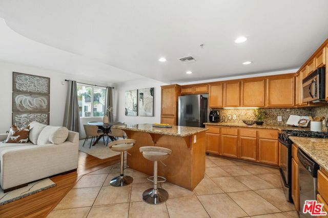 13200 Pacific Promenade, Playa Vista CA: https://media.crmls.org/mediaz/3f22bf71-1179-4011-a75e-d6888424f68a.jpg
