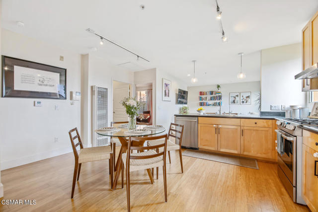 285 N Ventura Avenue, Ventura CA: https://media.crmls.org/mediaz/3f23f363-58b8-4198-9db8-25231f94e300.jpg