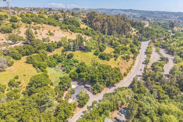 18698 Cull Canyon Rd, Castro Valley CA: https://media.crmls.org/mediaz/3f2400ef-a41d-4f1c-a999-4e07e9708516.jpg