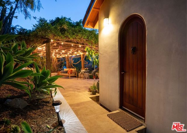 4559 E Rose Hill Drive, Los Angeles CA: https://media.crmls.org/mediaz/3f240350-31ad-47aa-862e-646625c3933c.jpg