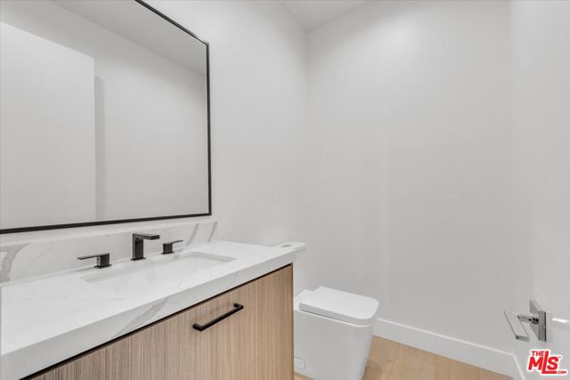 5456 Hazeltine Avenue, Sherman Oaks CA: https://media.crmls.org/mediaz/3f247a17-f91d-4d5b-bb3c-69b5c8974295.jpg