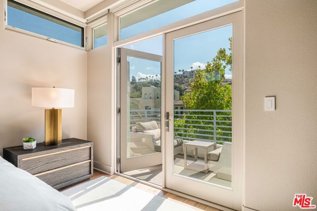 13042 W North Icon Circle, Playa Vista CA: https://media.crmls.org/mediaz/3f251d24-d8bf-48ca-a172-861fbe5d3171.jpg