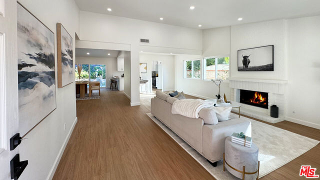 2593 Sunnydale Drive, Duarte CA: https://media.crmls.org/mediaz/3f252441-9aaa-4815-bbad-6abc8cd05acd.jpg