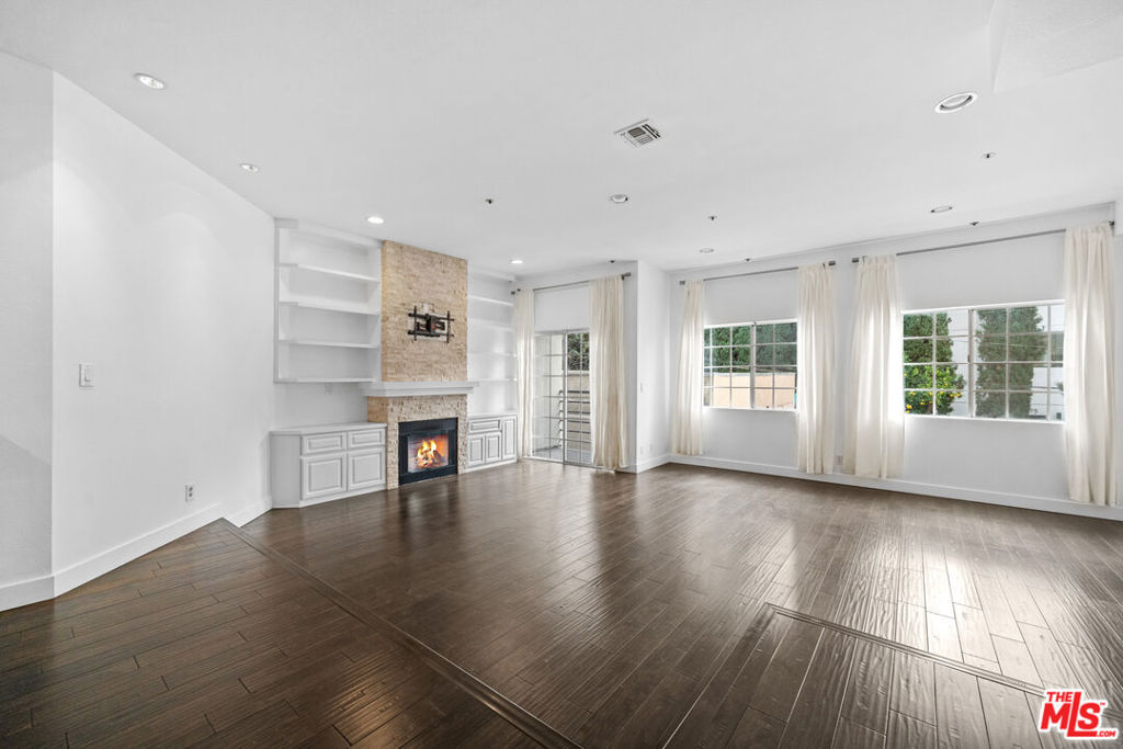 850 N Poinsettia Place #5