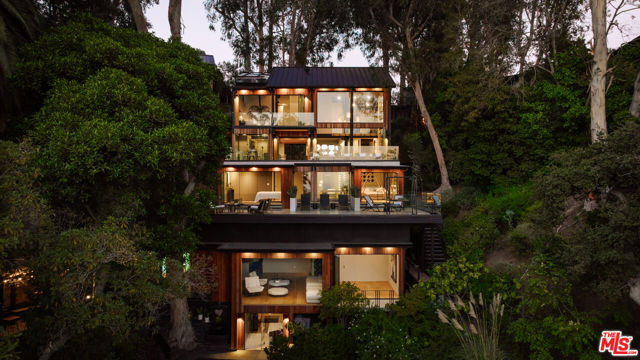 1509 Amalfi Drive, Pacific Palisades CA: https://media.crmls.org/mediaz/3f262d95-a9a6-481e-a370-2e34ed620a24.jpg