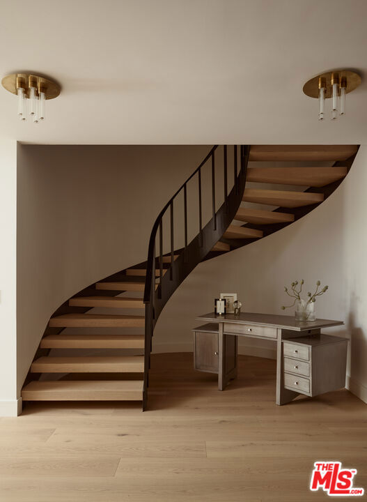 211 S Spalding Drive, Beverly Hills CA: https://media.crmls.org/mediaz/3f26b026-4327-47cb-a42b-b61cbf082d10.jpg