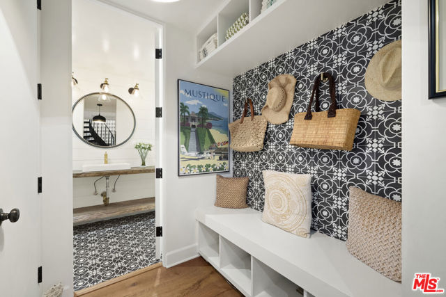 211 S Spalding Drive, Beverly Hills CA: https://media.crmls.org/mediaz/3f27c274-fc6e-4c3f-ba02-ee0d51ca2251.jpg