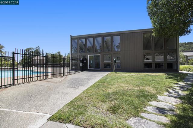 2075 Ascot Dr, Moraga CA: https://media.crmls.org/mediaz/3f298d4f-b7c2-41b1-9780-b53383942453.jpg