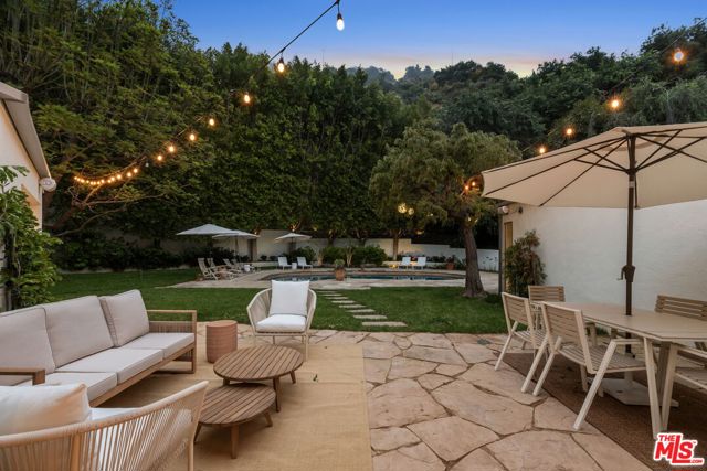 9451 Hidden Valley Place, Beverly Hills CA: https://media.crmls.org/mediaz/3f299693-e208-45bf-9bf3-4b36e33388f1.jpg