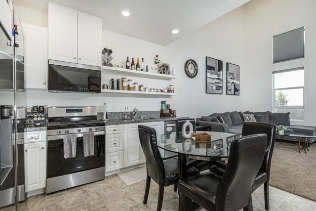 Detail Gallery Image 4 of 43 For 958 Foxwood Ln, Vista,  CA 92081 - 1 Beds | 2 Baths