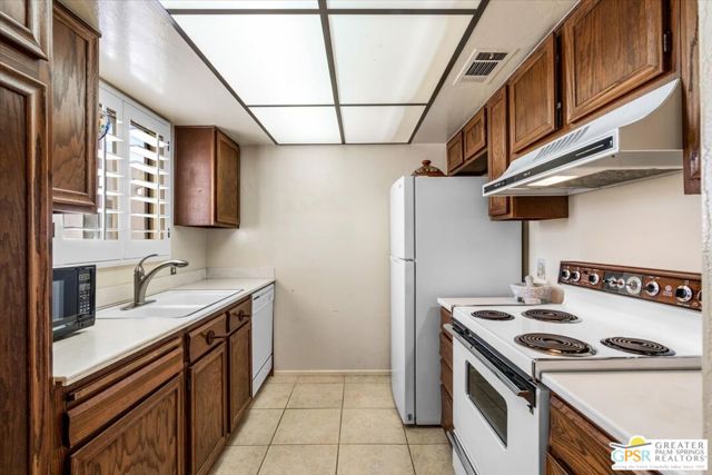 1050 E Ramon Road #15, Palm Springs, CA 92264