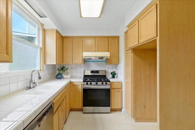 5555 Carlton Street, Oakland CA: https://media.crmls.org/mediaz/3f2c19c1-57f5-40af-a9da-0e21f817a442.jpg