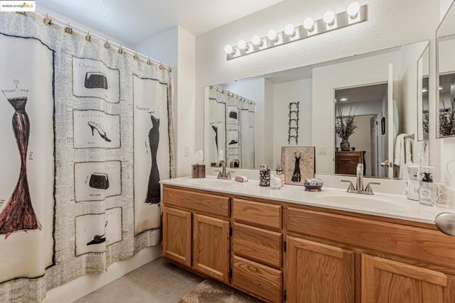 8215 Red Elk Dr, Elk Grove CA: https://media.crmls.org/mediaz/3f2c8eeb-3922-4b33-8447-b5eabde9275e.jpg