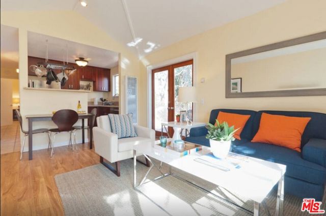 828 Hill Street, Santa Monica CA: https://media.crmls.org/mediaz/3f2cd632-cdf8-4331-9b11-94265363f672.jpg
