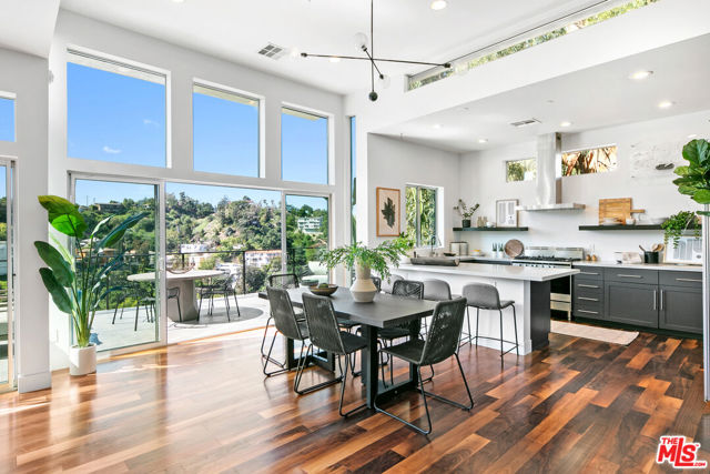 3743 SUNSWEPT Drive photo 4
