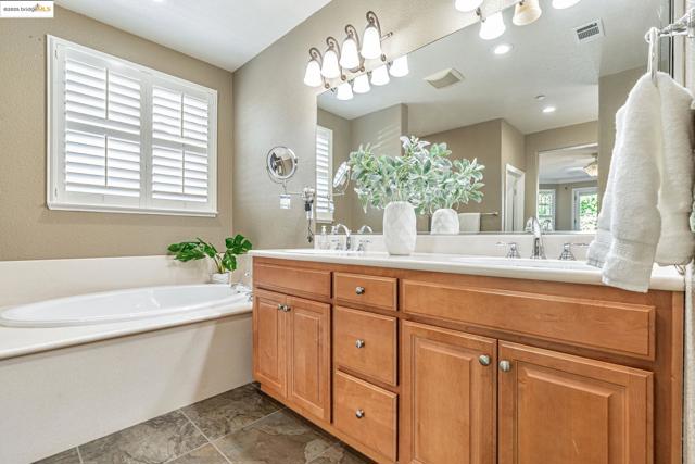 43 Sorrel Ct, Oakley CA: https://media.crmls.org/mediaz/3f2d6f1f-6edc-4836-bd5d-ec5d0e2d0b93.jpg