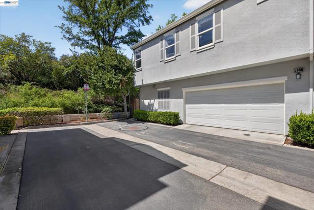 5880 Hillbrook Pl, Dublin CA: https://media.crmls.org/mediaz/3f2d9c27-64f8-40fe-92e0-6474b5a47f63.jpg