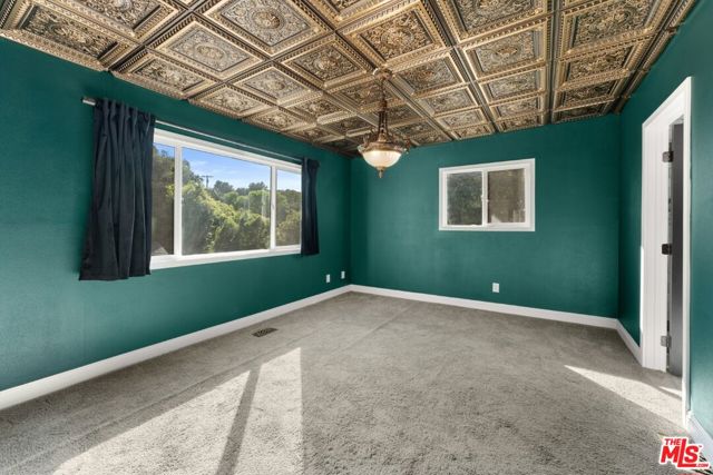 7083 Highcliff Trail, Tujunga CA: https://media.crmls.org/mediaz/3f2f1928-43af-48f4-bb2e-53dc494e2c33.jpg