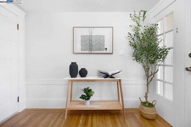 300 Somerset St, San Francisco CA: https://media.crmls.org/mediaz/3f2fde21-161b-405f-8db6-b8a349d821dd.jpg