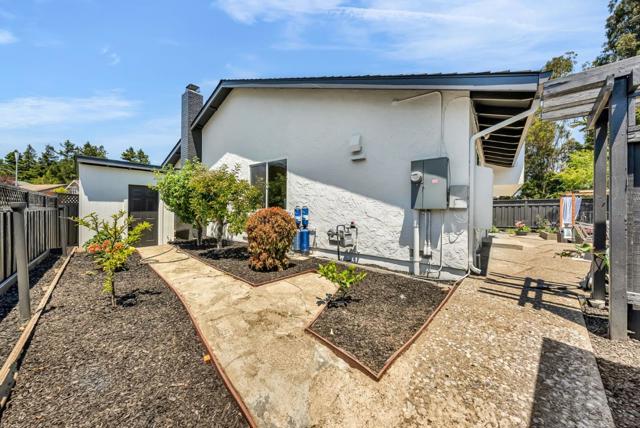 6 Whitecliff Court, San Mateo CA: https://media.crmls.org/mediaz/3f2fe8e7-f460-4f47-a4ff-239267532664.jpg