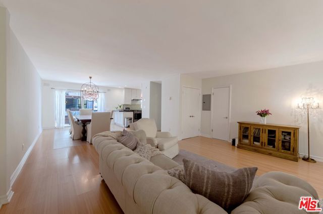 933 17th Street, Santa Monica CA: https://media.crmls.org/mediaz/3f300b7a-25a7-426d-9ed6-224caa7aa769.jpg