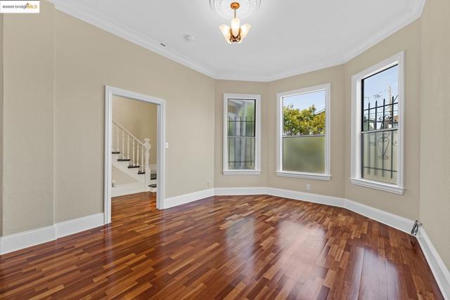 861 20Th St, Oakland CA: https://media.crmls.org/mediaz/3f30405b-2e29-4259-867c-0fc0ba6fd234.jpg