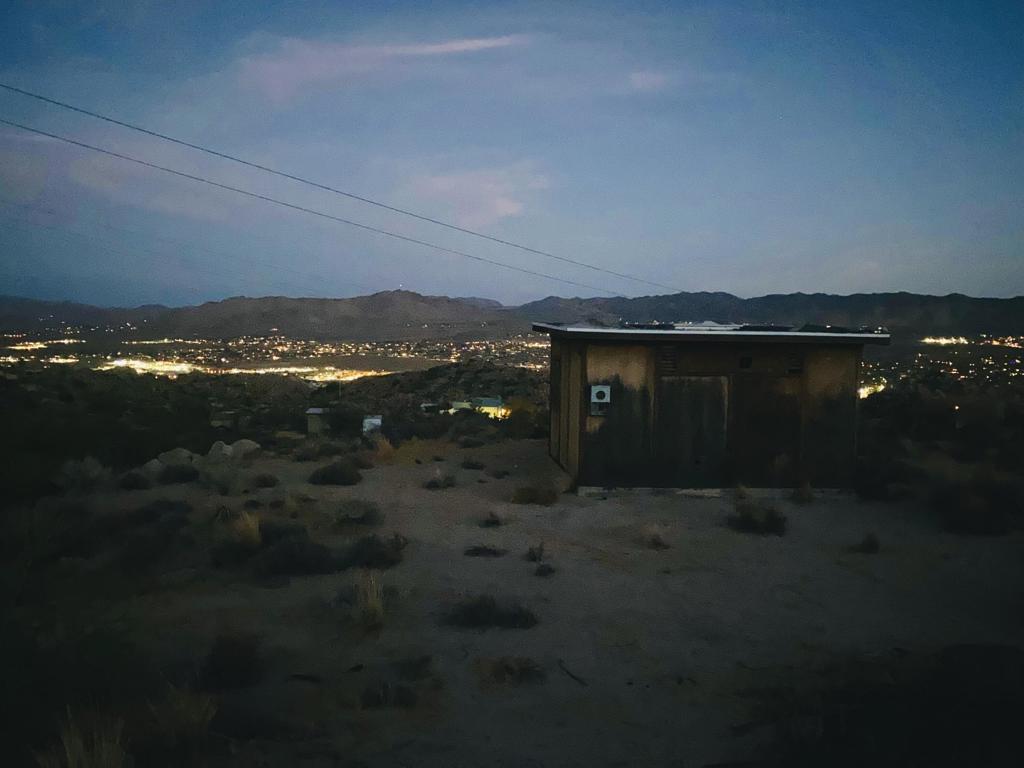 https://media.crmls.org/mediaz/3f322e3b-0b09-4861-9183-ebd7a2db29d4.jpg?preset=X-Large