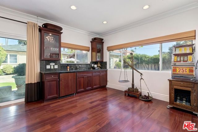 513 North Canon Drive photo 29