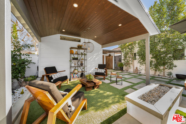 5013 Auckland Avenue, Toluca Lake CA: https://media.crmls.org/mediaz/3f35680b-ce33-43c8-85e6-edb64242d34b.jpg