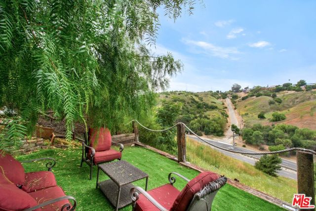 4223 Don Carlos Drive, Los Angeles CA: https://media.crmls.org/mediaz/3f3575e1-2039-4601-a548-2c31a64e47b2.jpg