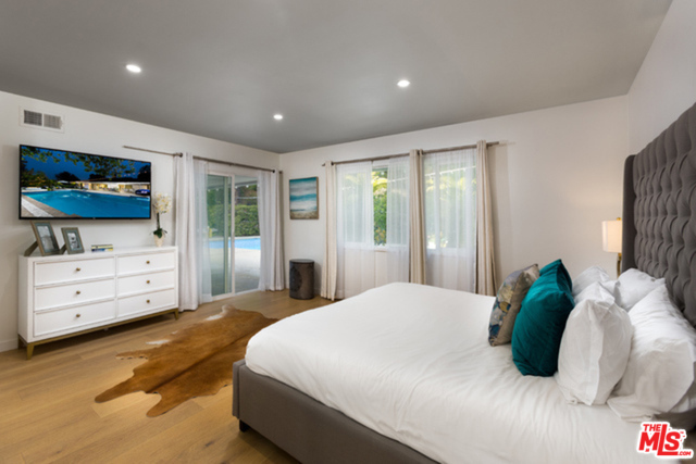 774 N KENTER Avenue, Los Angeles CA: https://media.crmls.org/mediaz/3f35b907-fd56-4458-97b0-a0254f8727a5.jpg