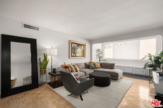 7949 Selma Avenue, Los Angeles CA: https://media.crmls.org/mediaz/3f36f35d-6604-41f4-9aaf-3fcaa901329b.jpg