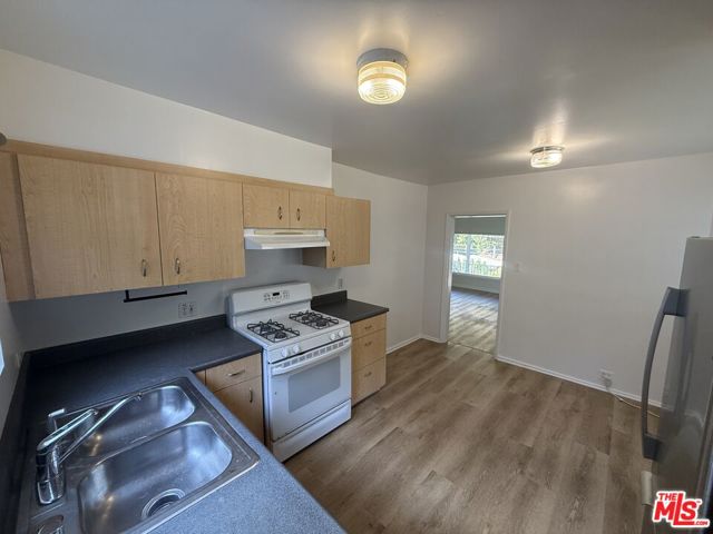 1733 N Beverly Glen Blvd, Los Angeles CA: https://media.crmls.org/mediaz/3f37e95a-66b3-433f-ad98-8b776f44da79.jpg