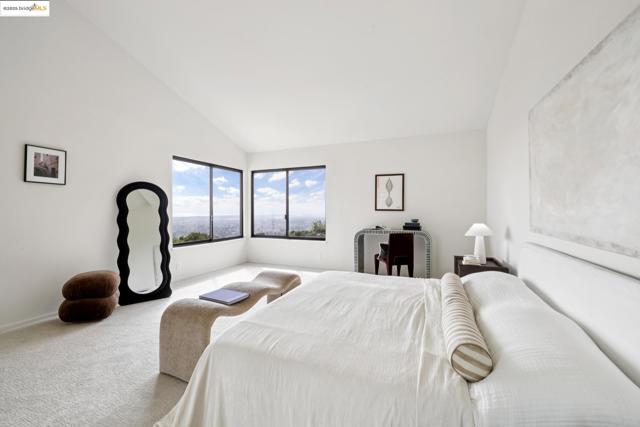 6019 Ridgemont Dr, Oakland CA: https://media.crmls.org/mediaz/3f3955c8-2742-4172-a7a1-d31c152d230e.jpg