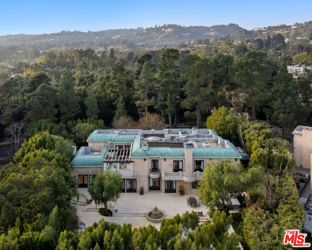 1021 N Crescent Drive, Beverly Hills CA: https://media.crmls.org/mediaz/3f398ef6-e394-4fd0-bdb4-c10008efa000.jpg