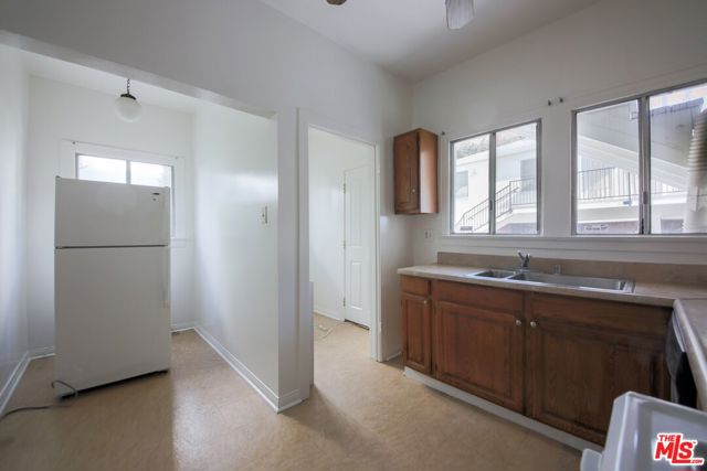 224 S Gale Drive, Beverly Hills CA: https://media.crmls.org/mediaz/3f399b7a-ed70-41d3-9e40-0cbdfaf4e83f.jpg
