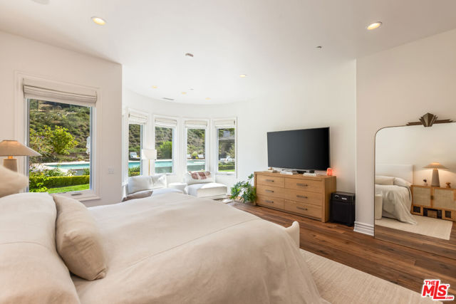 2052 Shadow Creek Drive, Agoura Hills CA: https://media.crmls.org/mediaz/3f3ae077-19d9-4db7-8183-046d44ace281.jpg