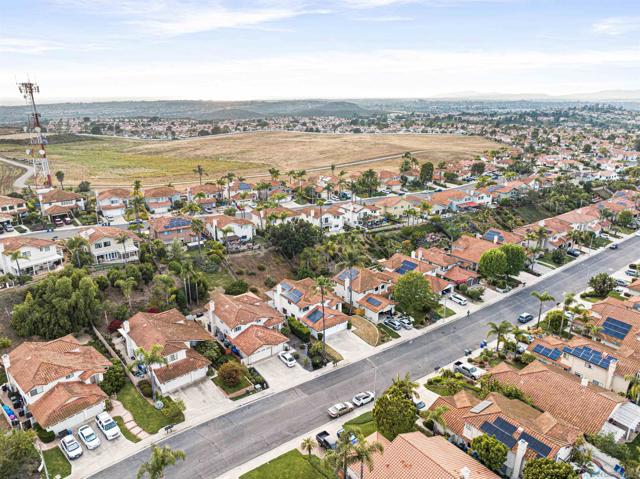 2064 White Birch Dr, Vista CA: https://media.crmls.org/mediaz/3f3b5fb7-6dcf-422c-b8fd-97eb16e259d3.jpg