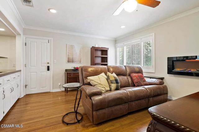 4324 Natoma Avenue, Woodland Hills CA: https://media.crmls.org/mediaz/3f3ce69d-4f42-44d3-8360-95b8432a27fa.jpg
