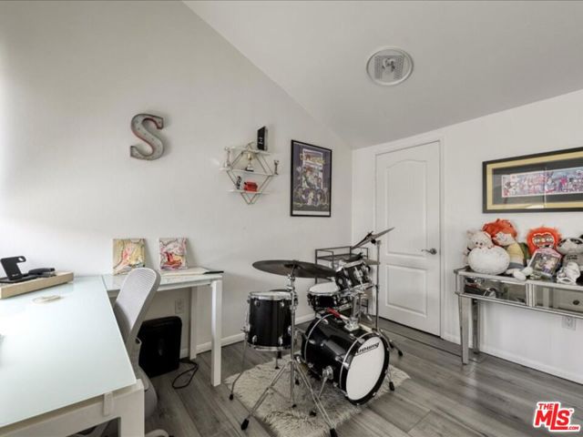 4477 Woodman Avenue, Sherman Oaks CA: https://media.crmls.org/mediaz/3f3d4935-e50e-4a31-af4f-45b12470d991.jpg