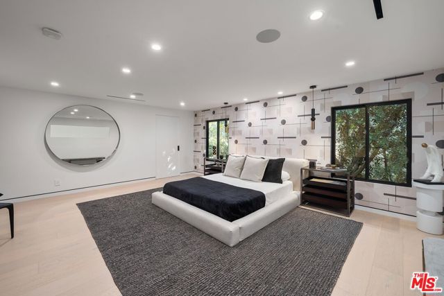 3290 N Knoll Drive, Los Angeles CA: https://media.crmls.org/mediaz/3f3d627d-6089-4543-b763-c226dbedf9f2.jpg