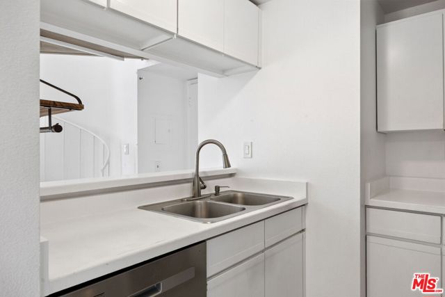 1440 Veteran Avenue, Los Angeles CA: https://media.crmls.org/mediaz/3f3db6e6-ef0f-4057-a0ce-f1edeef303ef.jpg