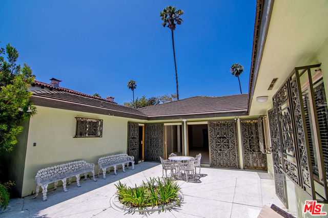 180 N Highland Avenue, Los Angeles CA: https://media.crmls.org/mediaz/3f3ed0a0-bf78-4546-9491-0703cfdd833b.jpg