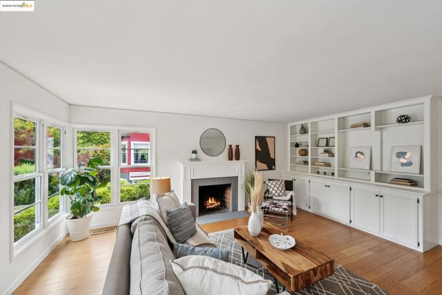 679 Mandana Blvd, Oakland CA: https://media.crmls.org/mediaz/3f3f1abb-61ec-4a83-aec2-55d04fa59097.jpg